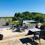 מלון Particulier Chateau Des Marais Proximite Et Vue Sur Le De Grand Lieu 3*